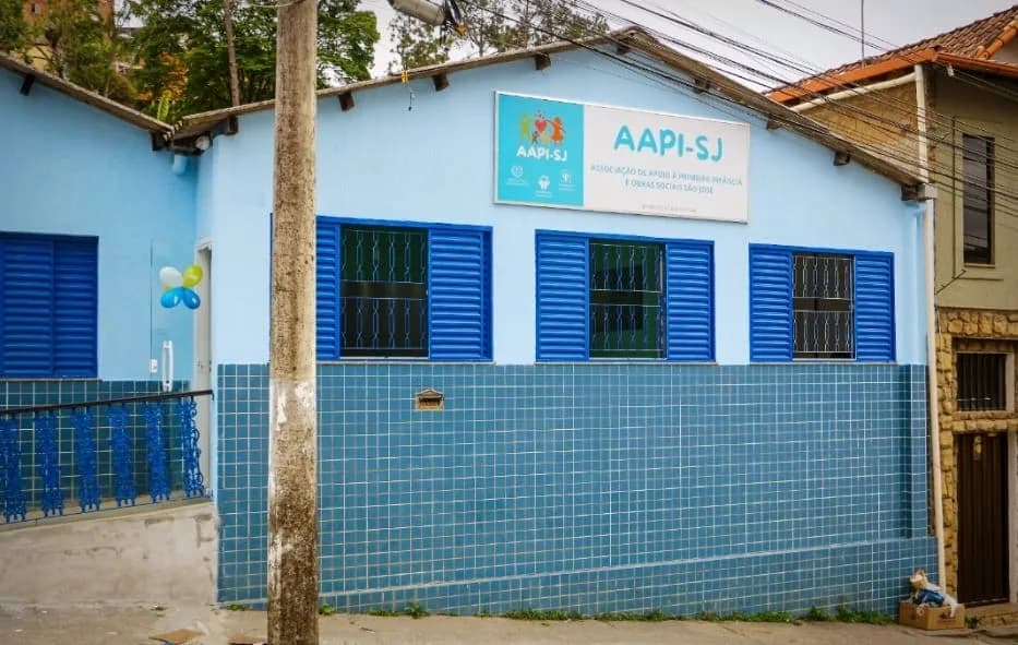 Fachada da sede da AAPI-SJ em Granjas Betânia, pintada de azul, no dia da inauguração.